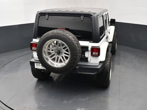 Used 2019 Jeep Wrangler Unlimited Sahara image 17