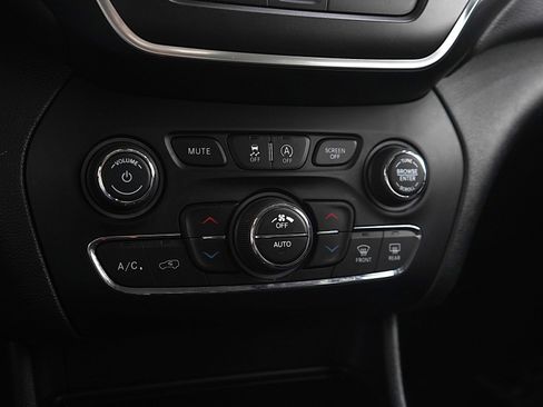 Used 2019 Jeep Cherokee Trailhawk w/ Cold Weather Group image 22