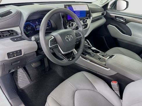New 2026 Toyota Highlander Platinum image 19