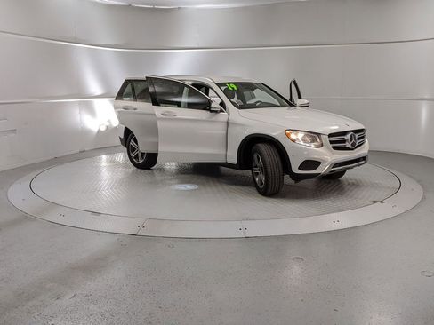 Used 2019 Mercedes-Benz GLC 300 4MATIC image 7