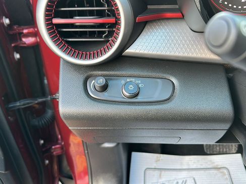 Used 2024 Chevrolet Trax RS w/ Sunroof Package image 23