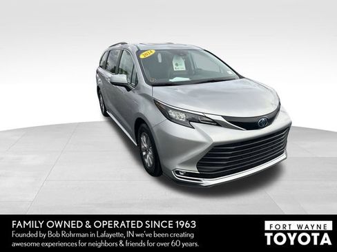 Used 2024 Toyota Sienna XLE image 3