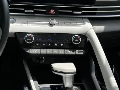 Certified 2025 Hyundai Elantra Limited FWD image 30