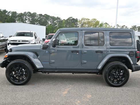Used 2025 Jeep Wrangler Sahara w/ Safety Group image 9