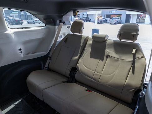 Used 2024 Toyota Sienna Limited image 30