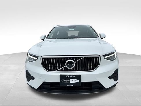 Used 2025 Volvo XC40 B5 Core image 3