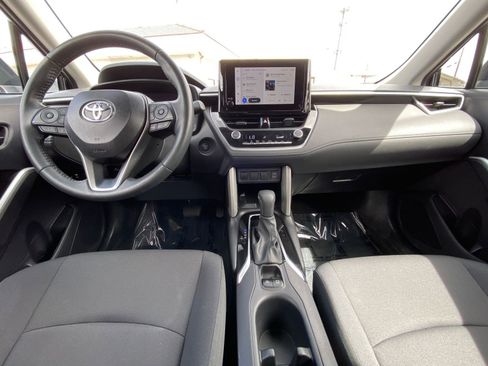 Used 2025 Toyota Corolla Cross LE image 32