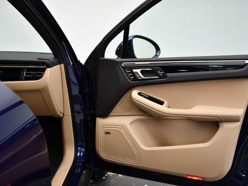 Used 2025 Porsche Macan image 43