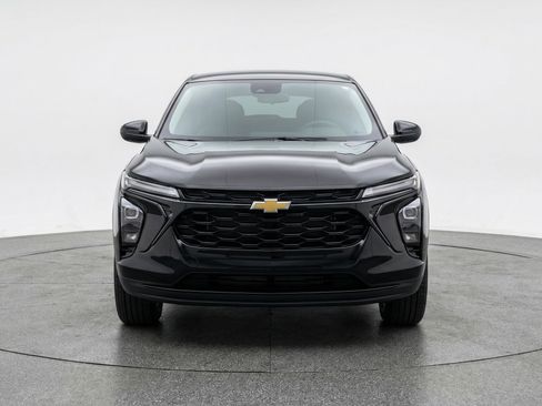 Used 2025 Chevrolet Trax LT w/ LT Convenience Package image 2