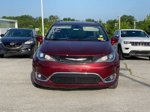 Used 2019 Chrysler Pacifica Touring-L FWD image 2