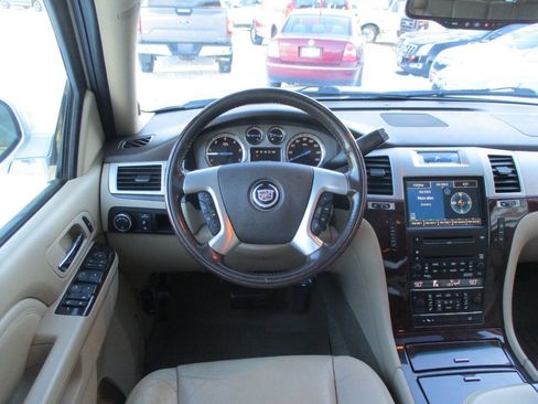 Used 2010 Cadillac Escalade ESV Premium image 20