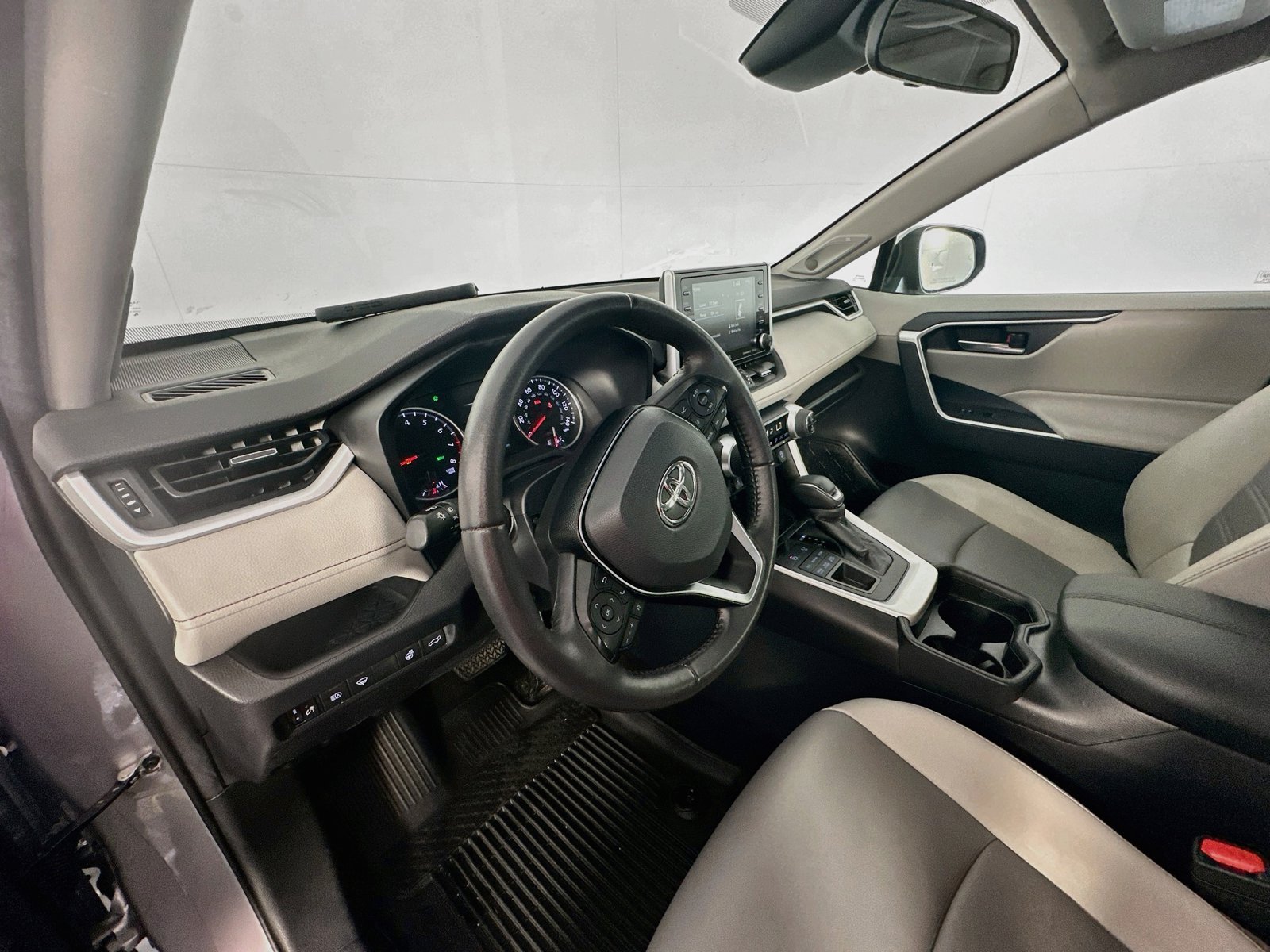 Used 2021 Toyota RAV4 XLE Premium AWD/4WD image 9