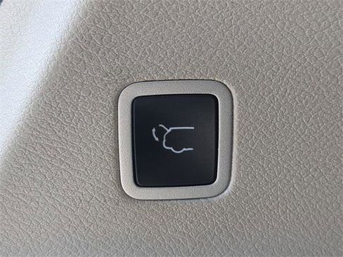 Certified 2024 Chrysler Pacifica Limited image 15