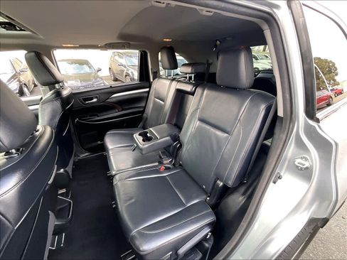 Used 2015 Toyota Highlander XLE image 28