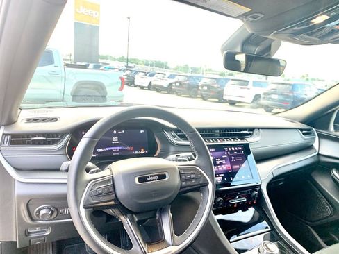 Used 2025 Jeep Grand Cherokee L Altitude AWD/4WD image 11