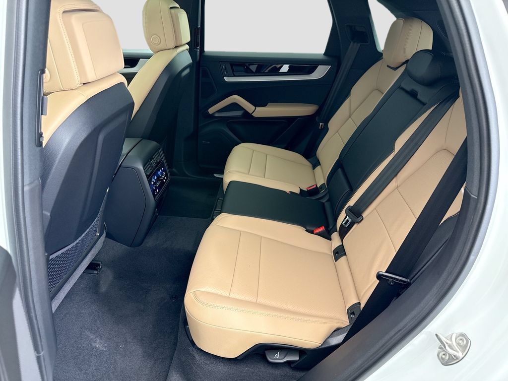 Used 2026 Porsche Cayenne AWD/4WD image 19