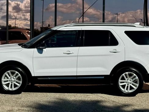 Used 2017 Ford Explorer XLT w/ Equipment Group 201A image 5