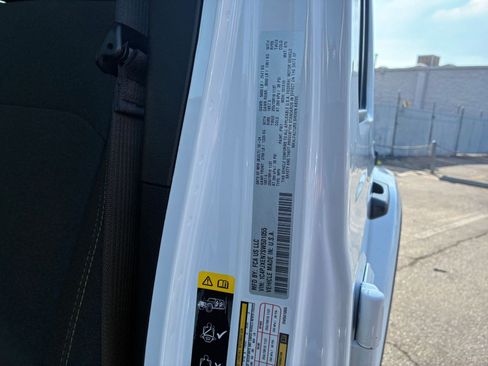 Used 2025 Jeep Wrangler Sahara image 28