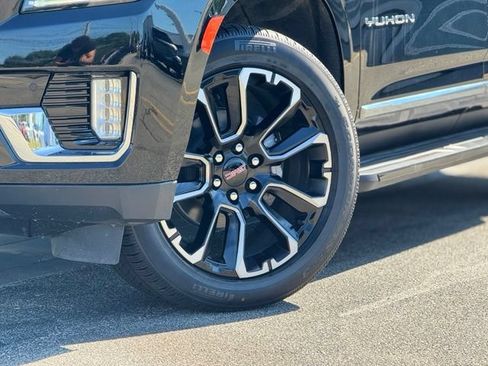 Used 2023 GMC Yukon SLT AWD/4WD image 2