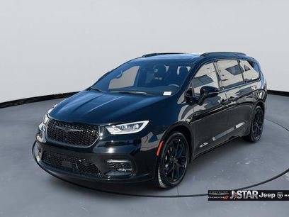 New 2026 Chrysler Pacifica Limited w/ Uconnect Theater Family Group