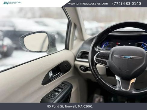 Used 2021 Chrysler Pacifica Touring-L FWD image 19