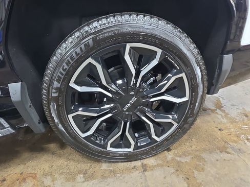 New 2025 GMC Sierra EV Denali image 30