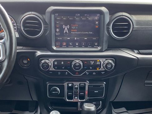 Used 2020 Jeep Gladiator Overland w/ Dual Top Group AWD/4WD image 23
