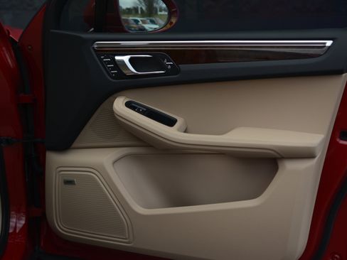 Certified 2025 Porsche Macan image 25