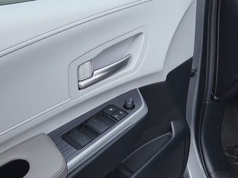 New 2026 Toyota Sienna XLE image 7