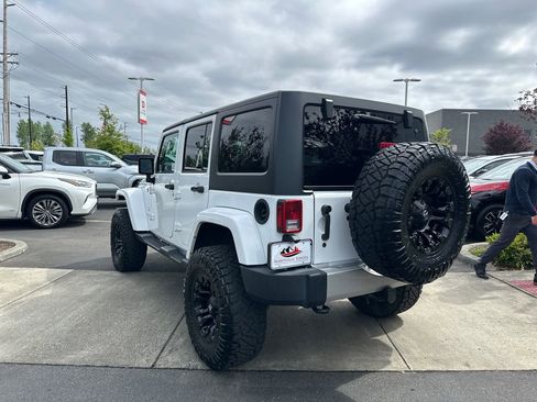 Used 2018 Jeep Wrangler Unlimited Sahara w/ Connectivity Group AWD/4WD image 3