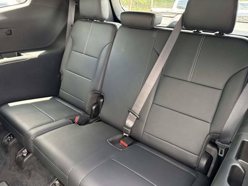 Used 2026 GMC Acadia Elevation w/ Elevation Premium Package FWD image 32