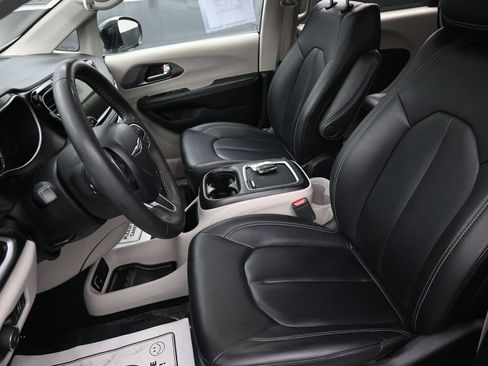 Used 2024 Chrysler Pacifica Limited FWD image 24