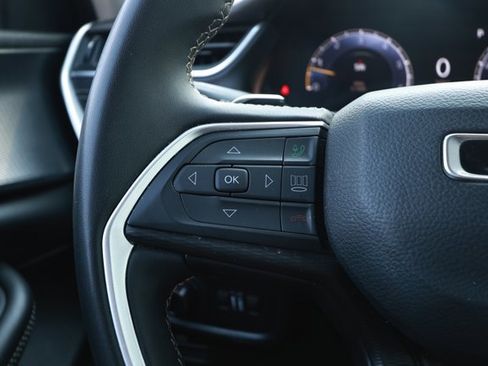 Used 2024 Jeep Grand Cherokee Laredo RWD image 13
