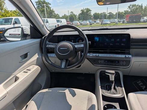 Used 2025 Hyundai Kona SEL FWD image 3