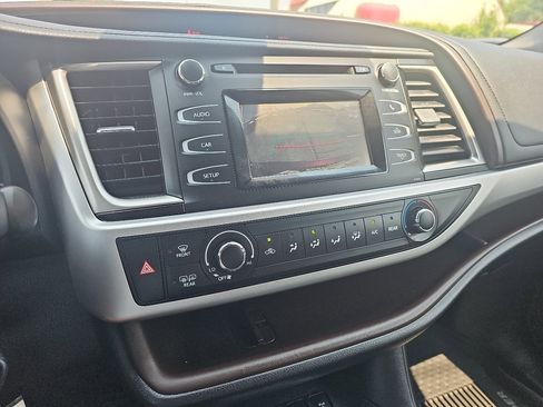 Used 2019 Toyota Highlander LE image 16