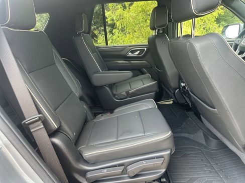 Used 2024 GMC Yukon SLT w/ SLT Luxury Package image 35