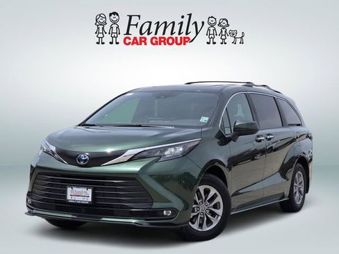 Used 2025 Toyota Sienna XLE FWD image 1