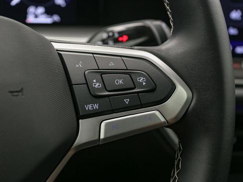 Used 2025 Volkswagen Tiguan SE w/ Panoramic Sunroof Package AWD/4WD image 34