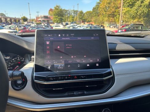 Used 2025 Jeep Compass Limited image 18