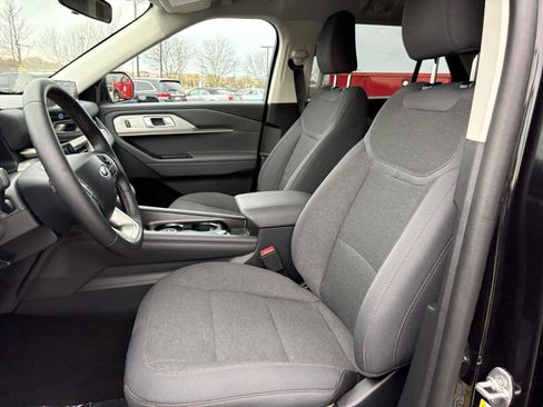 Used 2025 Ford Explorer Active AWD/4WD image 16