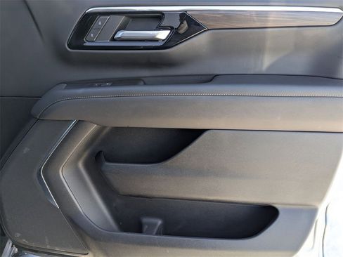 Used 2025 Chevrolet Suburban Z71 image 39