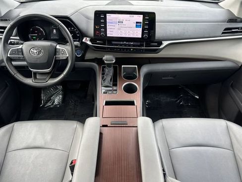 Certified 2023 Toyota Sienna XLE image 17