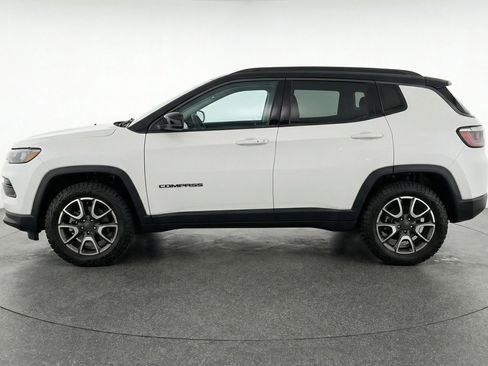 Used 2025 Jeep Compass Trailhawk AWD/4WD image 5