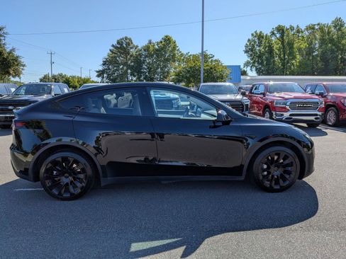 Used 2022 Tesla Model Y Long Range AWD/4WD image 2