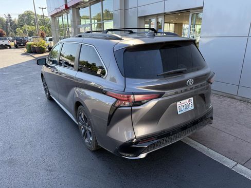 Used 2021 Toyota Sienna XSE FWD image 3