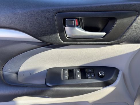 Used 2018 Toyota Highlander SE image 18