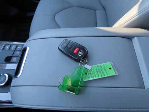 Used 2024 Toyota Highlander Limited image 31