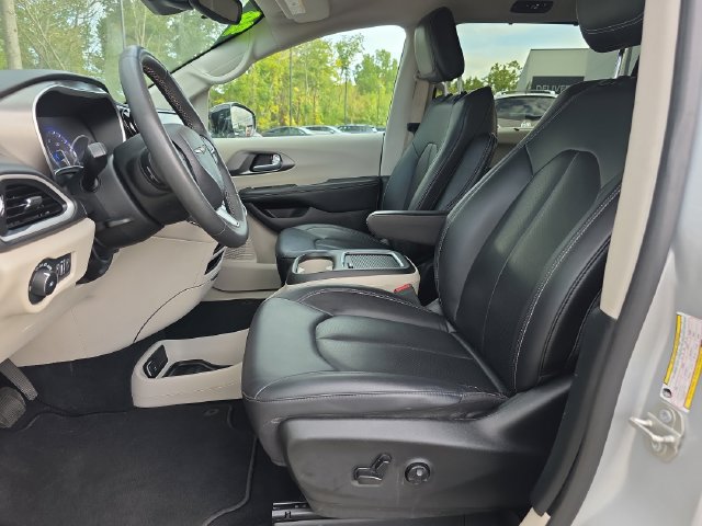 Used 2024 Chrysler Pacifica Touring-L FWD image 10