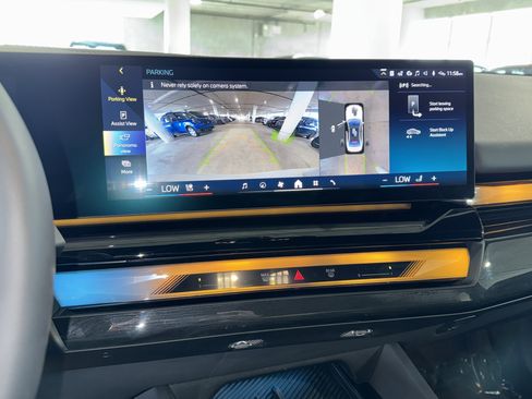 Used 2025 BMW i5 eDrive40i w/ Premium Package RWD image 28