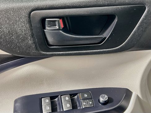 Used 2019 Toyota Highlander Plus FWD image 16